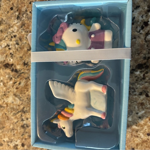 Hello Kitty Ceramic Salt and Pepper Shakers - Picture 3 of 4